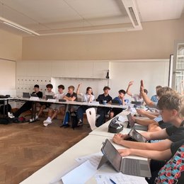Schülerinnen und Schüler beim Planspiel