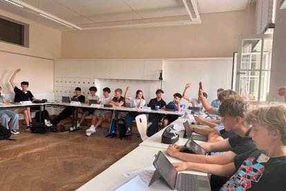 Schülerinnen und Schüler beim Planspiel