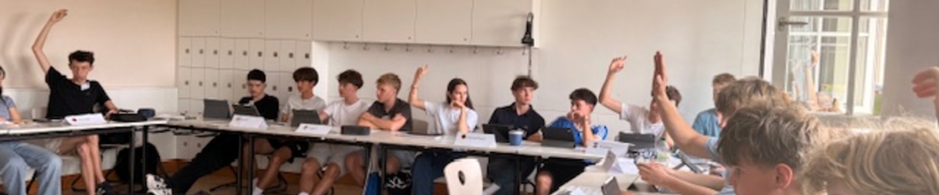 Schülerinnen und Schüler beim Planspiel