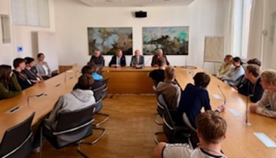 Die Schüler im Gespräch mit den Abgeordneten